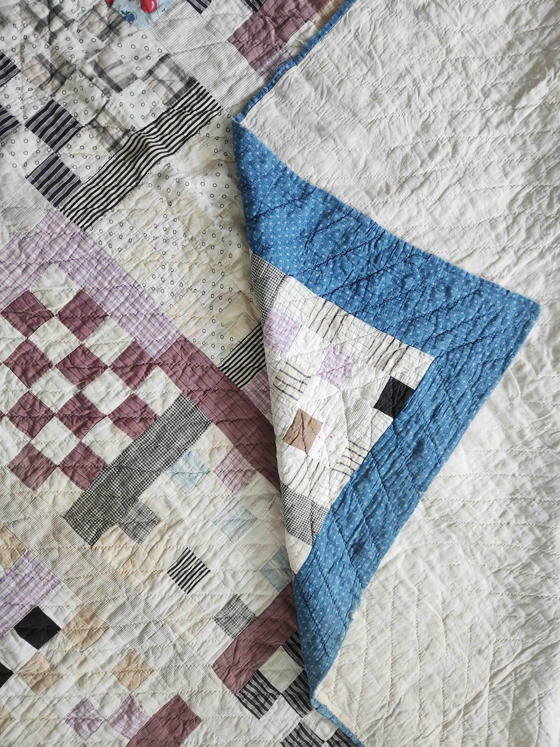 Quilt with geometric pattern on a textured surface